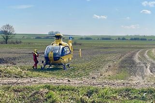 Dítě pořezané motorovou pilou: Na Královehradecku zasahují záchranáři. V akci je i vrtulník