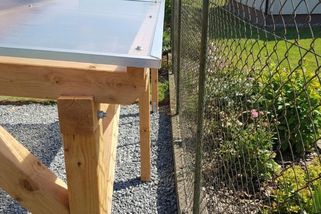 Typická ukázka garážového stání, které musí jít k zemi. Majitel ho stavěl svépomocí, stavební úřad ale nařídil zbourání