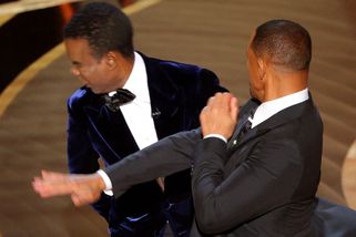 Nakráčel na pódium a jednu mu vlepil. Will Smith dal na Oscarech facku moderátorovi