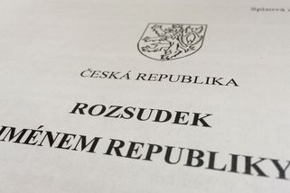Zfetovaný muž vnikl do domu a držel ženě nůž u krku. Pak pobodal jejího přítele i sebe - Novinky