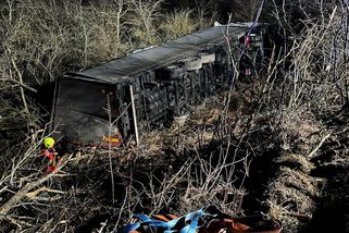 Řidič se zřítil s kamionem u Velké Ameriky, místo záchranky volal kamarádku z Polska - Novinky