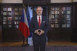 Podle Aeronetu Petr Fiala vysílá rukama okultní sy...