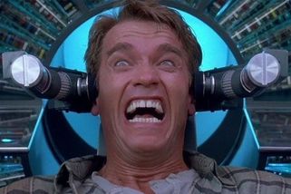 Kultovní Total Recall slaví 35 let. Prokletou sci-fi zachránil Arnold Schwarzenegger