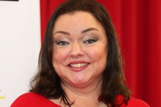 Módní policie: Dominika Gottová pokřtila píseň a klip pro svého otce. Vypadala u toho jako přejedená Karkulka - OnlyU