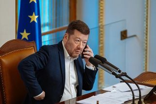 Okamura se chlubí odstraněním další vlajky. Tentokrát ze své kanceláře