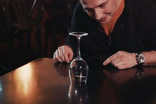 Chytrá sázka: Dokážete shodit sirku z mince, aniž byste se dotkli sklenice? | MAGIC SHOW