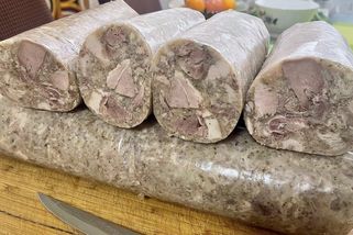 Takhle dělá během zabijačky tlačenku můj manžel, kterého ostatní považují za mistra svého řemesla! A dojedou si pro ni i z velké dálky