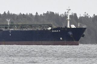 Lodě ruské stínové flotily vypouštějí ropu k evropským břehům - Novinky