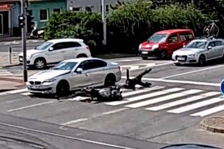 Dva řidiči BMW si spletli Brno s akční hrou. Kamera zachytila, jak drsně srazili motorkáře - Novinky