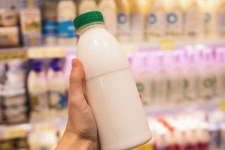 Vyrval mi z ruky karton mléka. U pokladny ho čekalo dost nemilé překvapení - Médium.cz