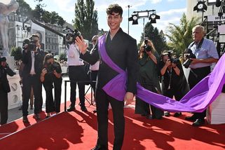 Pánové ve Varech: Kdo si (ne)poradil s dress codem? Milan Peroutka přišel s vlečkou, Petr Uhlík bez saka - Proženy.cz