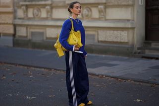 Tepláky už dávno nejsou jen na doma. S jakým stylingem budou fungovat i ve městě?