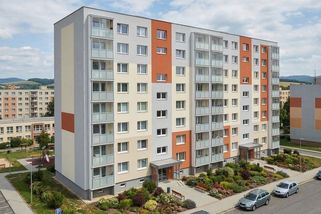 Vlastníci bytů v panelácích by měli začít šetřit. Životnost těchto staveb se blíží svému konci
