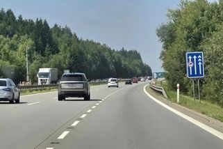 Snaha předjet levoproudaře je na hraně zákona. I zdvořilý signál může řidiče dostat do problémů