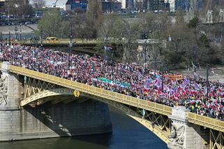 Statisíce lidí přišly v Budapešti na „dosud největší“ Pochod míru. „Budou to těžké a osudové volby“ - Echo24.cz