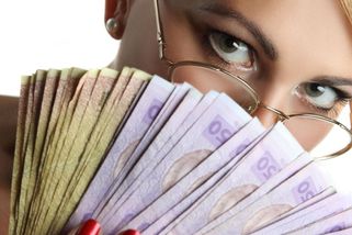 Moje žena vydělává pětkrát víc než já. Udržet takové manželství není snadné - Novinky