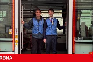 Vadí jim alkohol, jídlo i páchnoucí oděvy. MHD v Brně nově hlídají preventisté