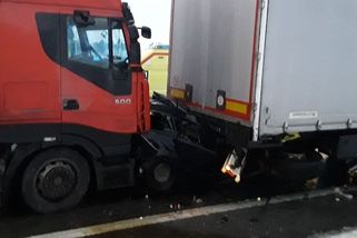 Osobák slisovaly dva náklaďáky, nezraněnou řidičku museli vyprostit - Novinky