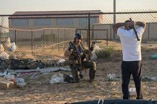 Ustupte, jsem Američan. Kuvajťan šel na katapultovaného pilota s trubkou v ruce - Novinky