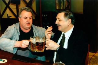 Vtipné chyby v seriálu Hospoda, kterých si ani štamgasti nevšimli. Největší trapas byl falešný elektrikář