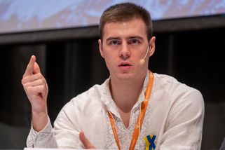 Byl diskvalifikován kvůli helmě s padlými sportovc...