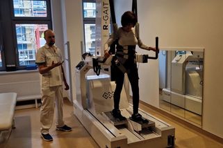 Nemocnice v Brně má robotický chodník, pomůže po úrazech i s roztroušenou sklerózou