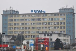 Tesla byla Pardubice a Pardubice Tesla. Příběh podniku, který dal městu byty, hokej i slávu - Médium.cz