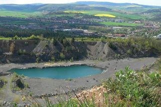 Lom Kosov u Berouna: koupání v krásné modré vodě je sice zakázané, přesto velmi oblíbené - Médium.cz