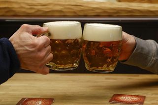 Pivo je za 60 korun už i v menších městech, hospody zavírají - Novinky