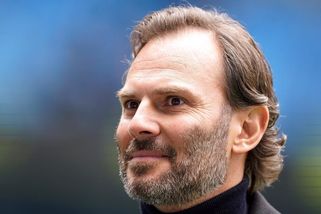 Stovky milionů jsou pryč. Fotbalové legendy i ministr nasedli na investiční letadlo, které spadlo