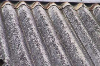 Tichý zabiják ve zdech a časovaná bomba v plicích: Nebezpečný azbest se skrývá ve starých budovách - Médium.cz