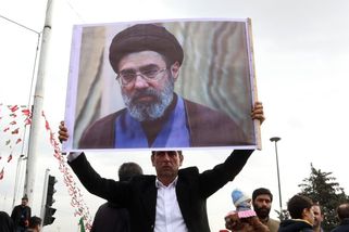 Mocný syn nastupuje: Kdo je nový íránský vůdce? Trump ho shodil, WikiLeaks odhalily pikantnosti