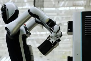 Ani chvíli oddechu. Humanoid z Číny si umí sám vyměnit baterii - Seznam Zprávy