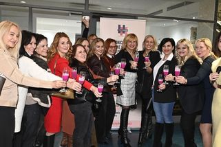 Známé ženy se sešly, aby probraly přechod. Takhle jim to seklo