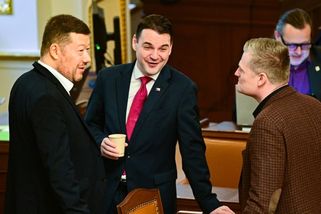 Politolog: Deviantní chování ve Sněmovně je dnes norma. Macinka s Turkem si šaškárnami zvyšují ego