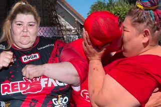 Bože můj, jaká byla sladká, ani pornoherečky na ni nemají. Dvousetkilová Droběnka věnovala kolegovi vášnivý polibek - Super.cz