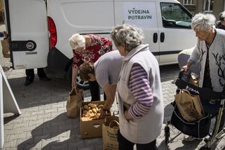 Poslanci už chlebíčky nevyhazují, dopřávají si je senioři - Seznam Zprávy