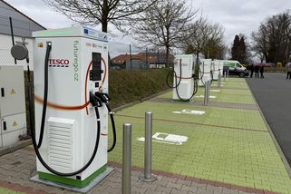 Nový dobíjecí hub ČEZ pro osobní auta u Tesca v Říčanech
