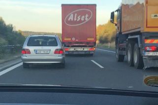 Změna pravidel, která řidiče naštve. Kamiony se vrací do levého pruhu, plošný zákaz předjíždění zruší
