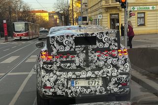 Načapali jsme v Praze tajemné zamaskované auto, netušíme, jaké značky. Pomůžete? - Garáž.cz