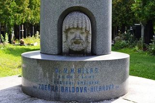 Hrob herečky a režiséra chátrá. Pomoct má sbírka