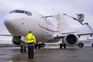 FOTO: Aby z letadel nebyl kámen. Ledu je zbaví speciální chemie - Novinky
