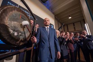 Na férovku: Svět investuje do války. Strnadova CSG na tom vydělala 400 miliard za jediný den