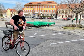 Strážnice sedí na pekle, říkají místní. Vedle v dědině sníh a tady nic - Novinky