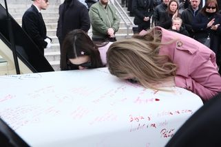 Nejemotivnější momenty z pohřbu známé influencerky: Zdrcená matka líbala růžovou rakev!