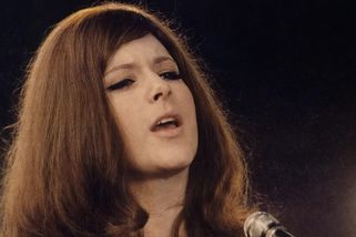 V 17 stála Eva Olmerová nahá před StB, otec ji za to zmlátil. V kriminále ji pálili cigaretami - Médium.cz