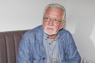 Jaromír Hanzlík dnes slaví 78. narozeniny. Herec, který se nikdy neokoukal a zůstal fenoménem generací