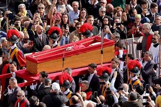 Pohřeb papeže Františka: Kdo zastupuje Česko, USA a další státy