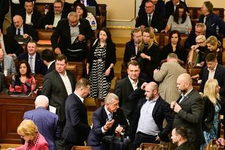 Volby budou napínavější než kdy dřív. Hlasy poštou se sečtou na konec, může přijít zvrat