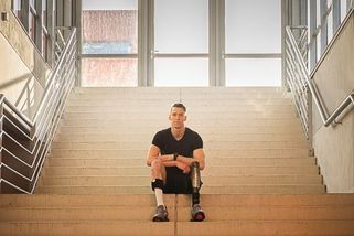 „Pozor, má nůž!“ Kapitán para hokejistů přišel o nohu, ale nevzdal se - Seznam Zprávy